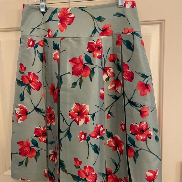 Beautiful floral skirt - Picture 1 of 3